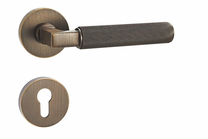 BR7-2519 Knurled lever Brass Door Lock